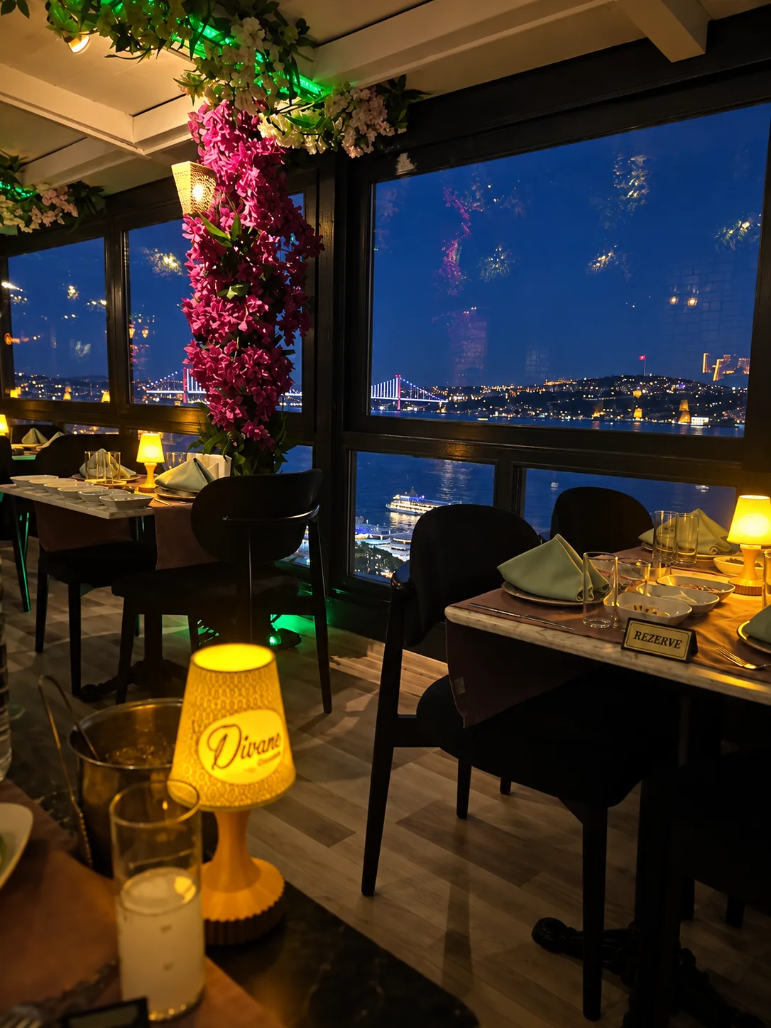 Divane Cihangir ışıklı masalar ve gece Boğaz manzarası